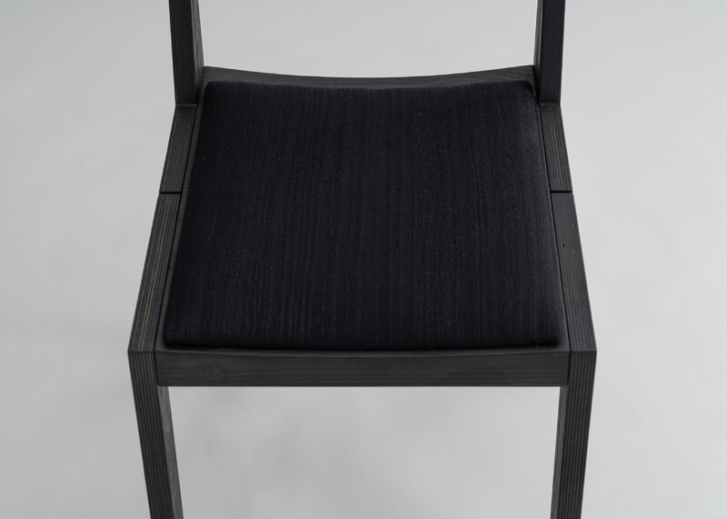 Vaarnii 016 Maasto dining chair, upholstered, black - black Kvadrat Alle, extra image