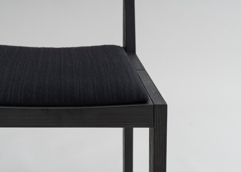 Vaarnii 016 Maasto dining chair, upholstered, black - black Kvadrat Alle, extra image