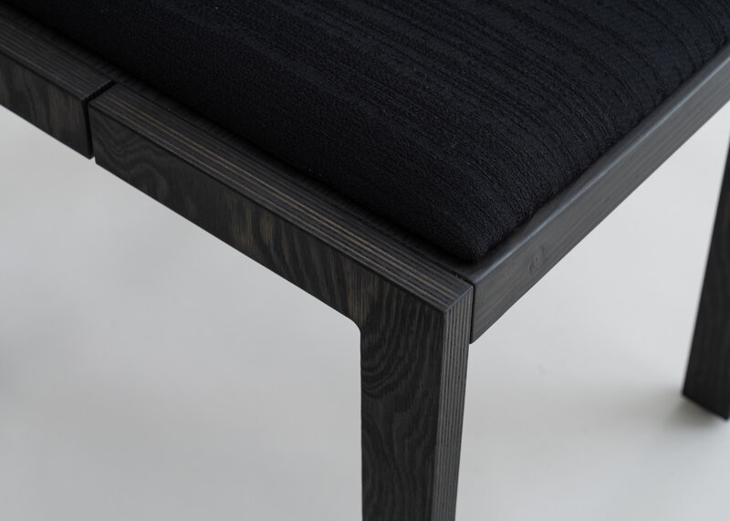 Vaarnii 016 Maasto dining chair, upholstered, black - black Kvadrat Alle, extra image