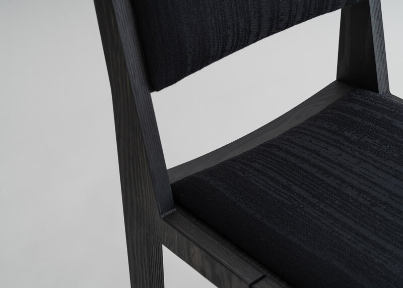 Vaarnii 016 Maasto dining chair, upholstered, black - black Kvadrat Alle, extra image