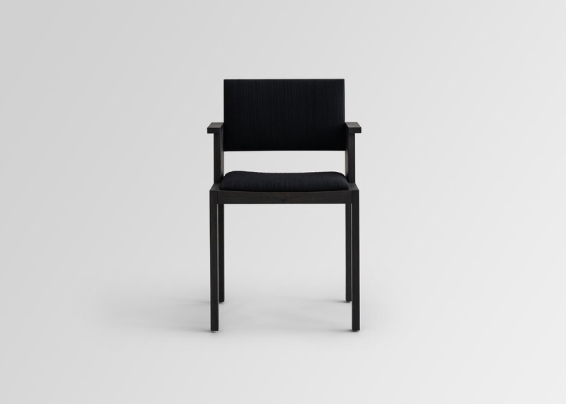 Vaarnii 016 Maasto dining arm chair, upholstered, black - black Kvadrat Alle, extra image