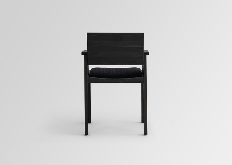 Vaarnii 016 Maasto dining arm chair, upholstered, black - black Kvadrat Alle, extra image
