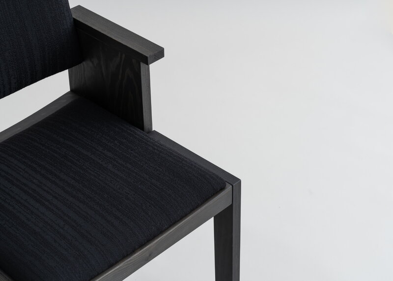 Vaarnii 016 Maasto dining arm chair, upholstered, black - black Kvadrat Alle, extra image
