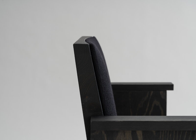 Vaarnii 016 Maasto dining arm chair, upholstered, black - black Kvadrat Alle, extra image