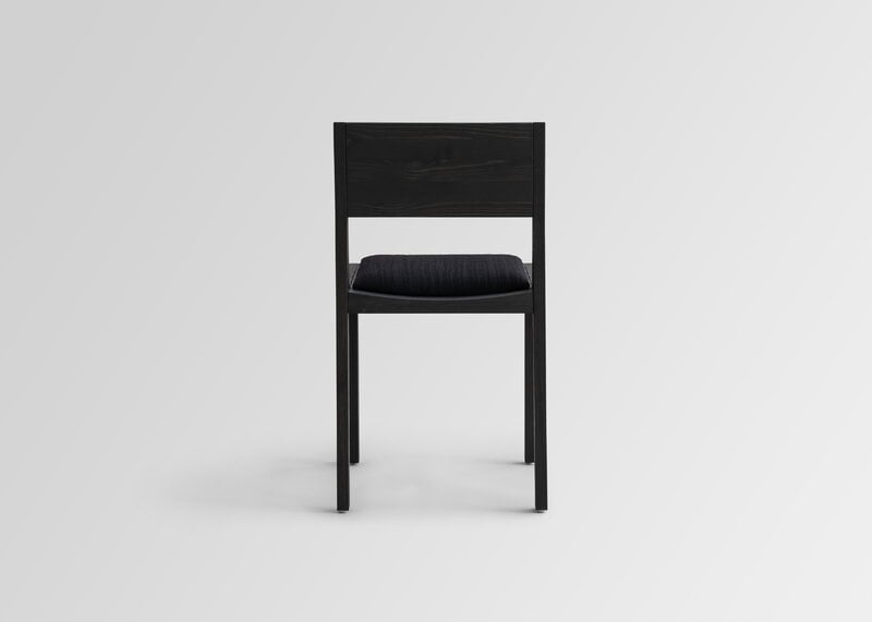 Vaarnii 016 Maasto dining chair, seat upholstered, black - black Kvadrat Alle, extra image