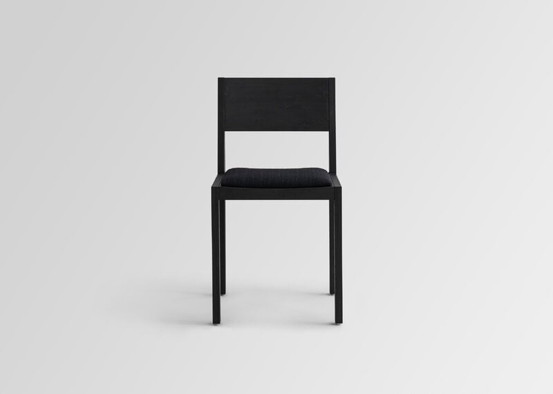 Vaarnii 016 Maasto dining chair, seat upholstered, black - black Kvadrat Alle, extra image