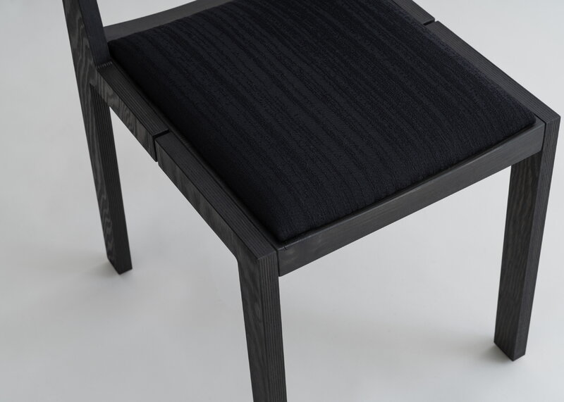 Vaarnii 016 Maasto dining chair, seat upholstered, black - black Kvadrat Alle, extra image
