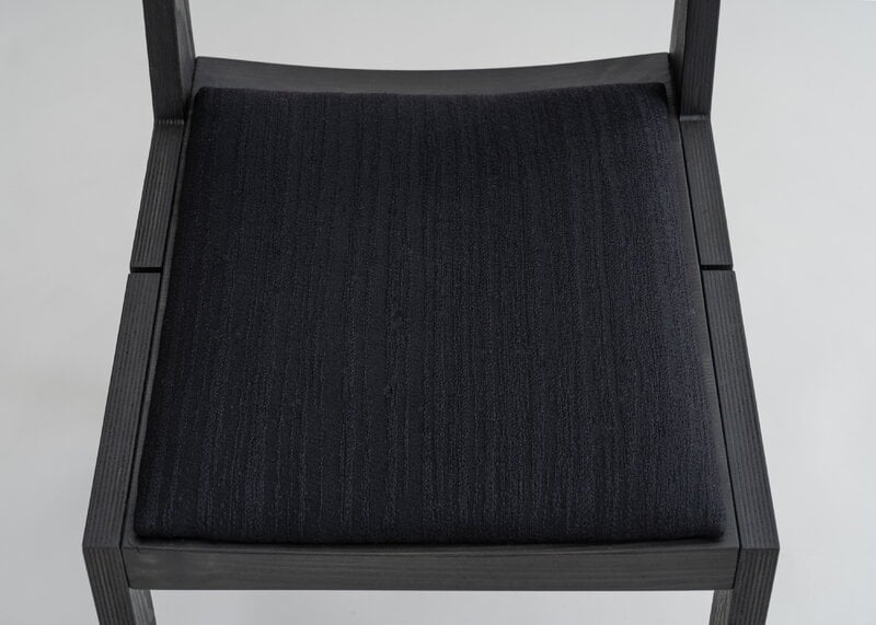Vaarnii 016 Maasto dining chair, seat upholstered, black - black Kvadrat Alle, extra image