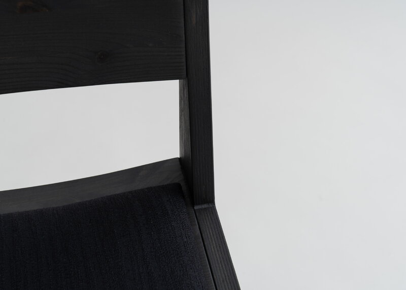 Vaarnii 016 Maasto dining chair, seat upholstered, black - black Kvadrat Alle, extra image