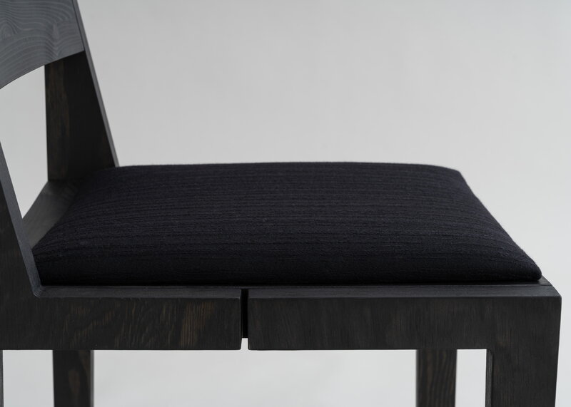Vaarnii 016 Maasto dining chair, seat upholstered, black - black Kvadrat Alle, extra image