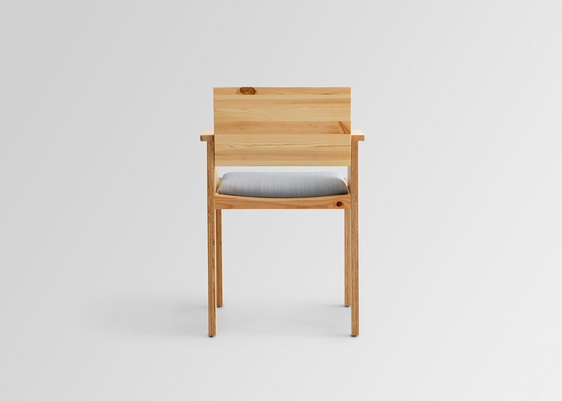 Vaarnii 016 Maasto dining arm chair, seat upholstered, pine - grey Kvadrat Alle, extra image