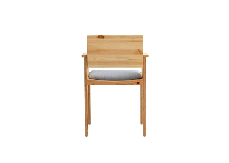 Vaarnii 016 Maasto dining arm chair, seat upholstered, pine - grey Kvadrat Alle, extra image