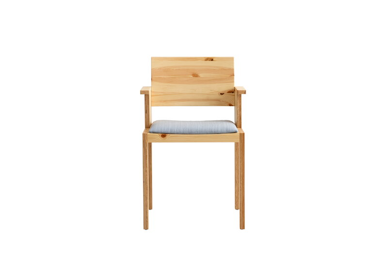 Vaarnii 016 Maasto dining arm chair, seat upholstered, pine - grey Kvadrat Alle, extra image