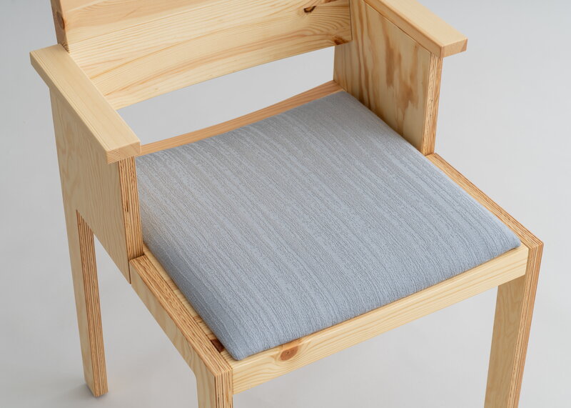 Vaarnii 016 Maasto dining arm chair, seat upholstered, pine - grey Kvadrat Alle, extra image