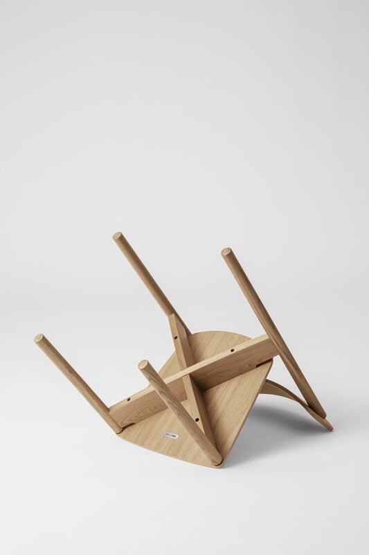 TAKT T01 Cross chair, roble, vista 3