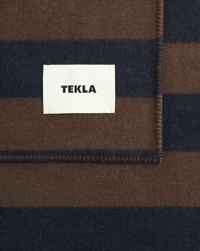Tekla Lampaanvillahuopa, 130 x 180 cm, walnut - dusk blue stripes, näkymä 2