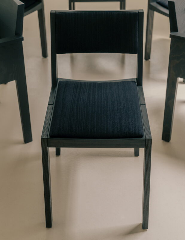 Vaarnii 016 Maasto dining chair, upholstered, black - black Kvadrat Alle, extra image