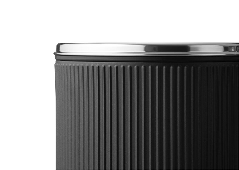Vipp VIPP19 open top bin, 60 L, black - polished lid, view 3
