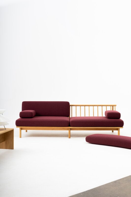 TAKT T19 Spoke Sofa with armrests, oak - dark red Kvadrat Autumn 0681, extra image