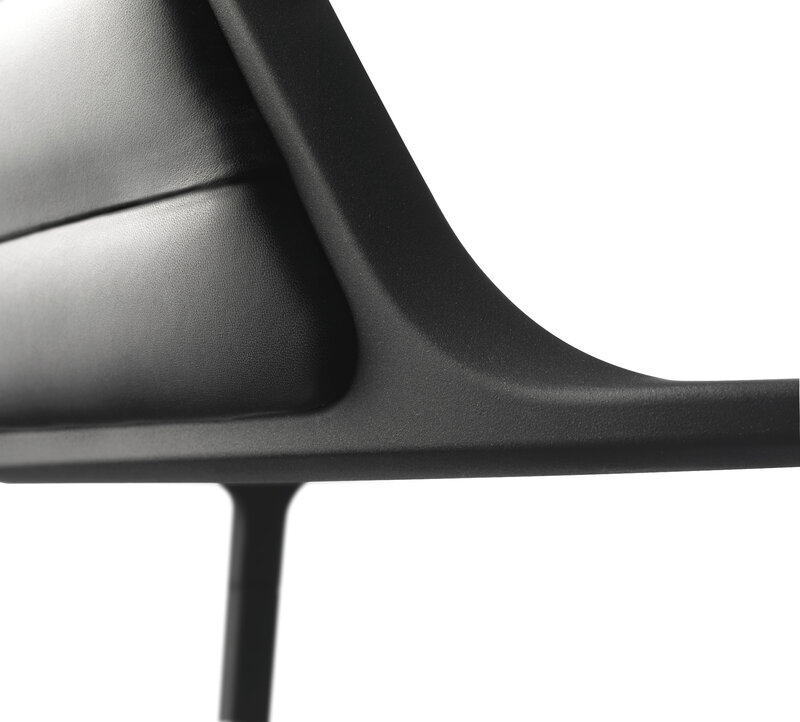 Vipp 452 Swivel tuoli, musta - musta nahka, pyörät, näkymä 3