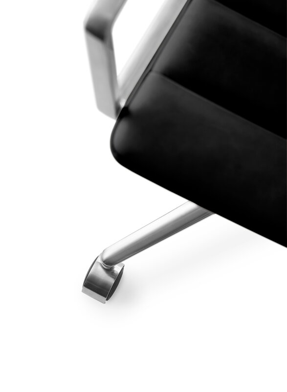 Vipp 452 Swivel tuoli, kiillotettu runko - musta nahka, pyörät, näkymä 2
