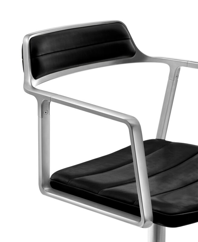 Vipp 452 Swivel tuoli, kiillotettu runko - musta nahka, pyörät, näkymä 4