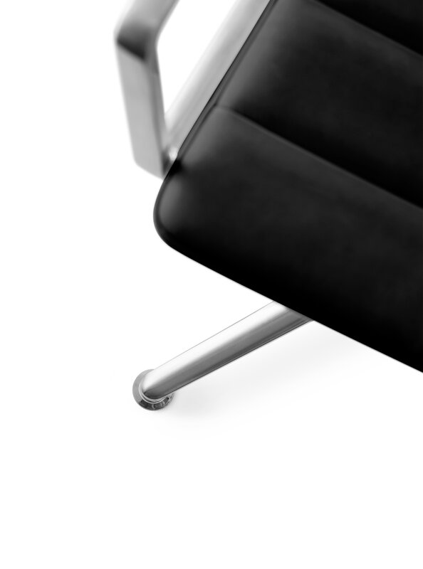 Vipp 452 Swivel tuoli, kiillotettu runko - musta nahka, jalkatallat, näkymä 5