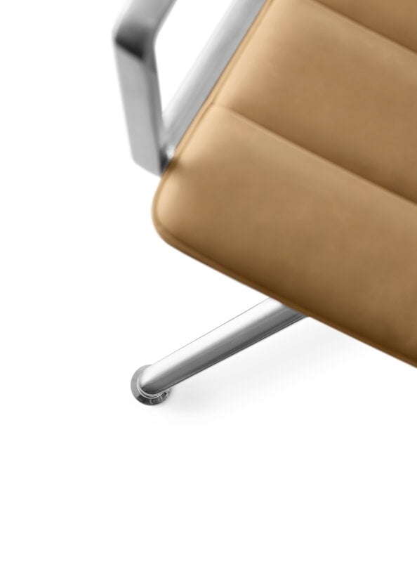 Vipp 452 Swivel tuoli, kiillotettu runko - camel nahka, jalkatallat, näkymä 3