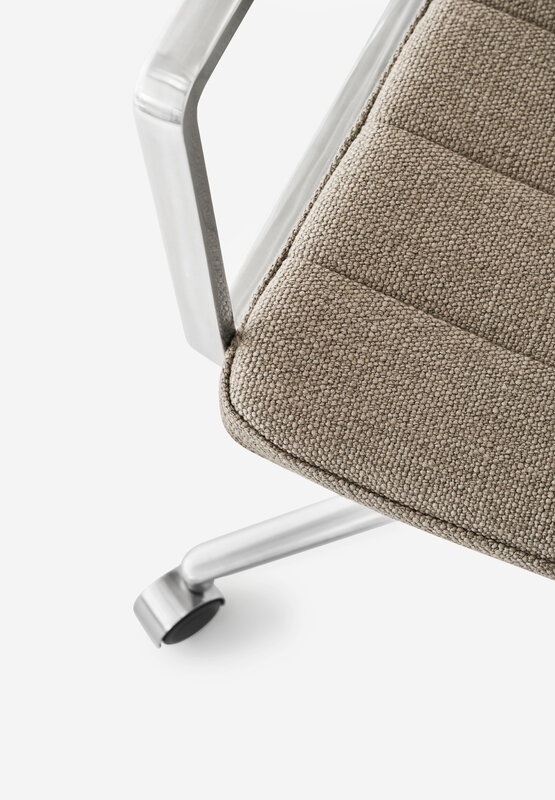 Vipp 452 Swivel tuoli, kiillotettu runko - Tide dark sand, pyörät, näkymä 5