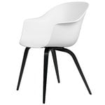 GUBI Chaise Bat, blanc pur - base en hêtre noir