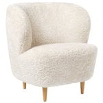 GUBI Stay lounge chair, small, Offwhite Curly sheepskin - oak