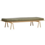 Woud Daybed Level, rovere laccato bianco - pelle verde muschio