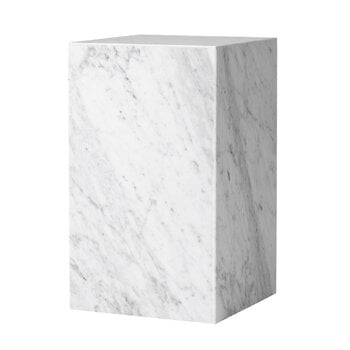 Audo Copenhagen Table haute Plinth, marbre de Carrare blanc
