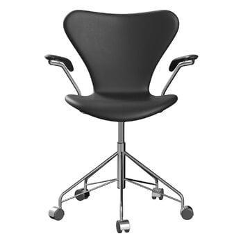 Fritz Hansen Series 7 3217 Sessel, verchromt - schwarzes Essential Leder